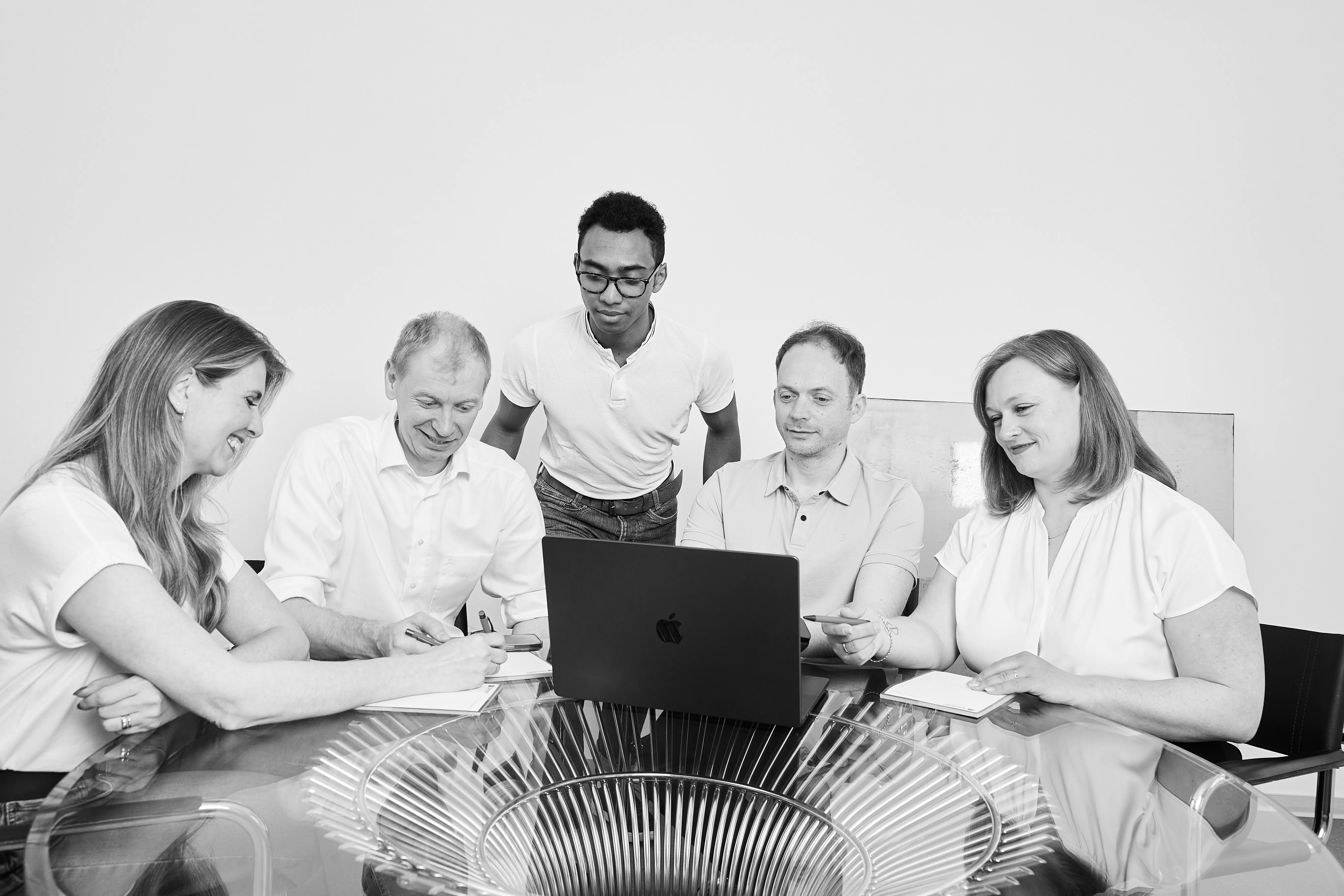 praxisANSATZ-Team in einer Beratungssituation am Glastisch