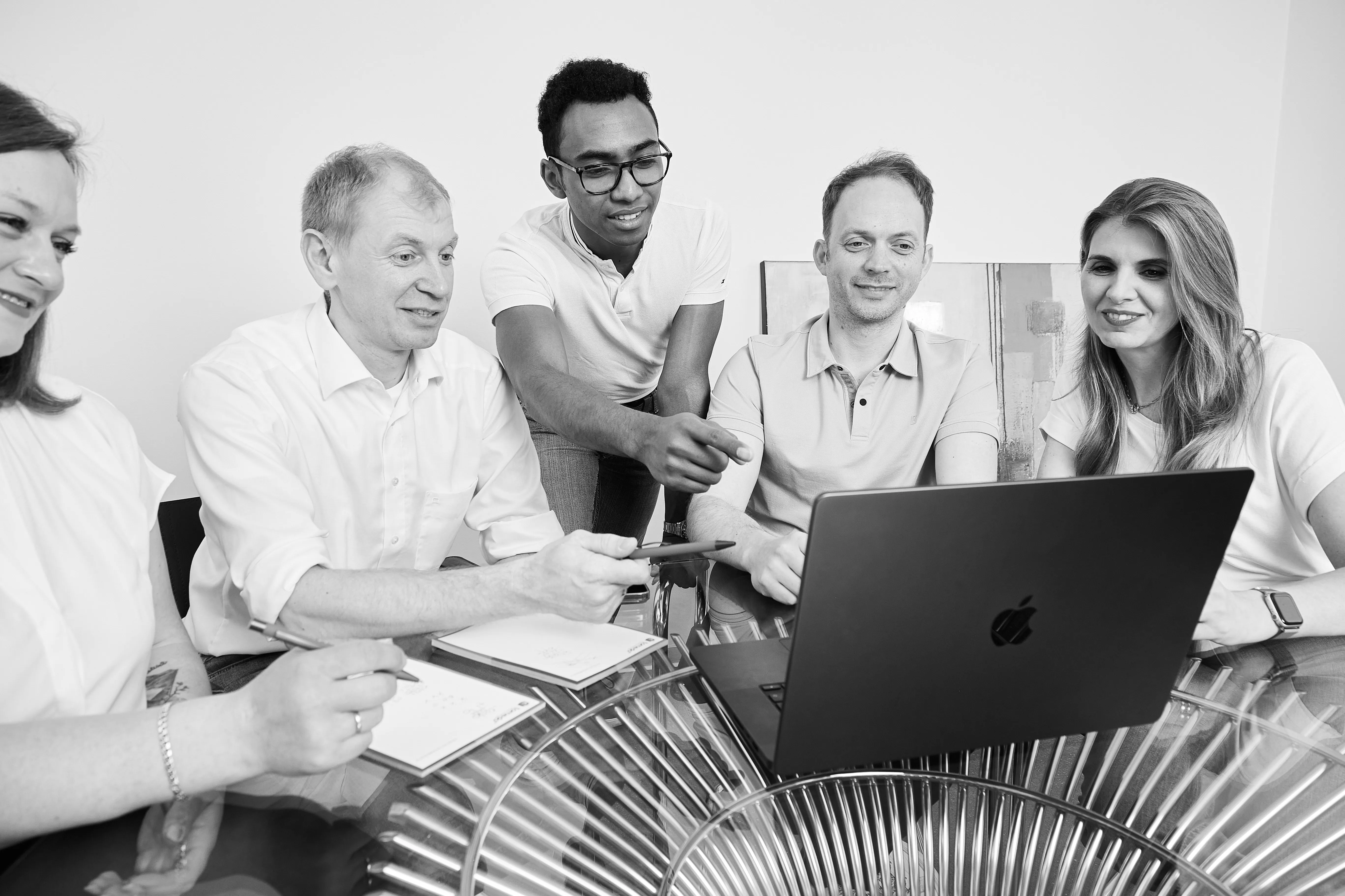 praxisANSATZ-Team in einem Workshop am Glastisch